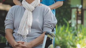 ung asiatisk fysisk terapeut arbetssätt med senior kvinna på gående med en rollator video