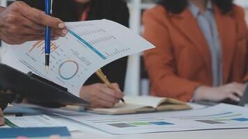 detailopname Azië bedrijf mensen vergadering plan analyse statistieken brainstorm en hoofd van team houden tablet richten diagram tabel en werknemer nemen Opmerking. financiën strategie statistieken succes concept. video