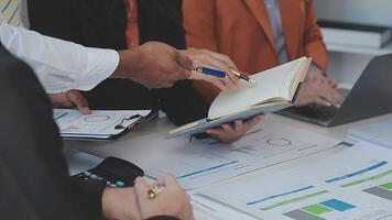 detailopname Azië bedrijf mensen vergadering plan analyse statistieken brainstorm en hoofd van team houden tablet richten diagram tabel en werknemer nemen Opmerking. financiën strategie statistieken succes concept. video