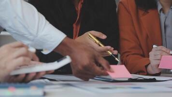 detailopname Azië bedrijf mensen vergadering plan analyse statistieken brainstorm en hoofd van team houden tablet richten diagram tabel en werknemer nemen Opmerking. financiën strategie statistieken succes concept. video