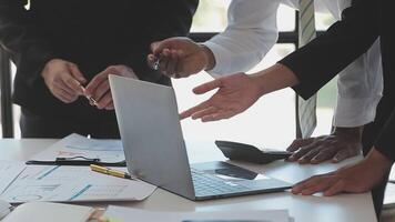 detailopname Azië bedrijf mensen vergadering plan analyse statistieken brainstorm en hoofd van team houden tablet richten diagram tabel en werknemer nemen Opmerking. financiën strategie statistieken succes concept. video