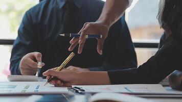 detailopname Azië bedrijf mensen vergadering plan analyse statistieken brainstorm en hoofd van team houden tablet richten diagram tabel en werknemer nemen Opmerking. financiën strategie statistieken succes concept. video