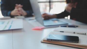 avvicinamento Asia attività commerciale persone incontro Piano analisi statistica brainstorming e intestazione di squadra hold tavoletta puntamento grafico grafico e dipendente prendere Nota. finanza strategia statistica successo concetto. video