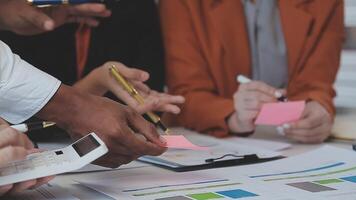 detailopname Azië bedrijf mensen vergadering plan analyse statistieken brainstorm en hoofd van team houden tablet richten diagram tabel en werknemer nemen Opmerking. financiën strategie statistieken succes concept. video