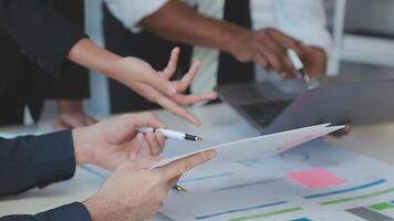 de cerca Asia negocio personas reunión plan análisis Estadísticas idea genial y encabezamiento de equipo sostener tableta señalando grafico gráfico y empleado tomar nota. Finanzas estrategia Estadísticas éxito concepto. video