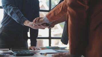 detailopname Azië bedrijf mensen vergadering plan analyse statistieken brainstorm en hoofd van team houden tablet richten diagram tabel en werknemer nemen Opmerking. financiën strategie statistieken succes concept. video