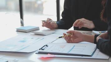 detailopname Azië bedrijf mensen vergadering plan analyse statistieken brainstorm en hoofd van team houden tablet richten diagram tabel en werknemer nemen Opmerking. financiën strategie statistieken succes concept. video