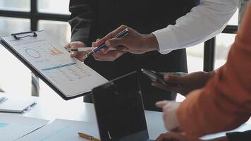 de cerca Asia negocio personas reunión plan análisis Estadísticas idea genial y encabezamiento de equipo sostener tableta señalando grafico gráfico y empleado tomar nota. Finanzas estrategia Estadísticas éxito concepto. video