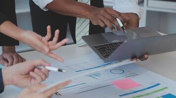 detailopname Azië bedrijf mensen vergadering plan analyse statistieken brainstorm en hoofd van team houden tablet richten diagram tabel en werknemer nemen Opmerking. financiën strategie statistieken succes concept. video