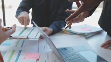 de cerca Asia negocio personas reunión plan análisis Estadísticas idea genial y encabezamiento de equipo sostener tableta señalando grafico gráfico y empleado tomar nota. Finanzas estrategia Estadísticas éxito concepto. video