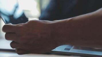 detailopname Azië bedrijf mensen vergadering plan analyse statistieken brainstorm en hoofd van team houden tablet richten diagram tabel en werknemer nemen Opmerking. financiën strategie statistieken succes concept. video