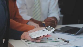 detailopname Azië bedrijf mensen vergadering plan analyse statistieken brainstorm en hoofd van team houden tablet richten diagram tabel en werknemer nemen Opmerking. financiën strategie statistieken succes concept. video