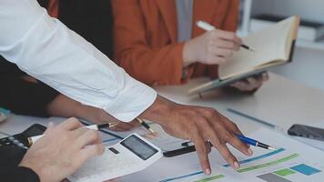 de cerca Asia negocio personas reunión plan análisis Estadísticas idea genial y encabezamiento de equipo sostener tableta señalando grafico gráfico y empleado tomar nota. Finanzas estrategia Estadísticas éxito concepto. video