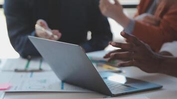 detailopname Azië bedrijf mensen vergadering plan analyse statistieken brainstorm en hoofd van team houden tablet richten diagram tabel en werknemer nemen Opmerking. financiën strategie statistieken succes concept. video