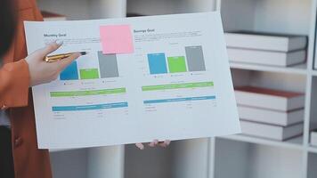 Nahansicht Asien Geschäft Menschen Treffen planen Analyse Statistiken Brainstorming und Header von Mannschaft halt Tablette zeigen Graph Diagramm und Mitarbeiter nehmen Notiz. Finanzen Strategie Statistiken Erfolg Konzept. video