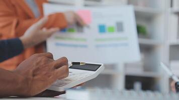 detailopname Azië bedrijf mensen vergadering plan analyse statistieken brainstorm en hoofd van team houden tablet richten diagram tabel en werknemer nemen Opmerking. financiën strategie statistieken succes concept. video