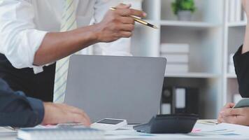 detailopname Azië bedrijf mensen vergadering plan analyse statistieken brainstorm en hoofd van team houden tablet richten diagram tabel en werknemer nemen Opmerking. financiën strategie statistieken succes concept. video