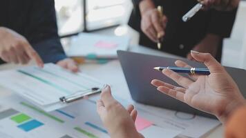 de cerca Asia negocio personas reunión plan análisis Estadísticas idea genial y encabezamiento de equipo sostener tableta señalando grafico gráfico y empleado tomar nota. Finanzas estrategia Estadísticas éxito concepto. video