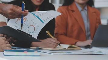 detailopname Azië bedrijf mensen vergadering plan analyse statistieken brainstorm en hoofd van team houden tablet richten diagram tabel en werknemer nemen Opmerking. financiën strategie statistieken succes concept. video