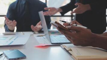 detailopname Azië bedrijf mensen vergadering plan analyse statistieken brainstorm en hoofd van team houden tablet richten diagram tabel en werknemer nemen Opmerking. financiën strategie statistieken succes concept. video