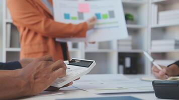 detailopname Azië bedrijf mensen vergadering plan analyse statistieken brainstorm en hoofd van team houden tablet richten diagram tabel en werknemer nemen Opmerking. financiën strategie statistieken succes concept. video