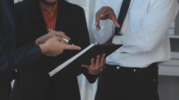 de cerca Asia negocio personas reunión plan análisis Estadísticas idea genial y encabezamiento de equipo sostener tableta señalando grafico gráfico y empleado tomar nota. Finanzas estrategia Estadísticas éxito concepto. video