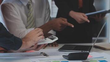 detailopname Azië bedrijf mensen vergadering plan analyse statistieken brainstorm en hoofd van team houden tablet richten diagram tabel en werknemer nemen Opmerking. financiën strategie statistieken succes concept. video