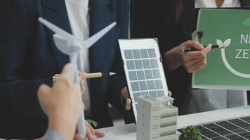 groep van bedrijf mensen planning en bespreken Aan recycle verminderen hergebruik het beleid symbool in kantoor vergadering kamer. groen bedrijf bedrijf met milieuvriendelijk verspilling beheer regulatie concept.baanbrekend video