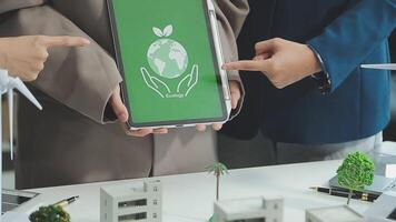 gruppo di attività commerciale persone pianificazione e discutere su riciclare ridurre riutilizzo politica simbolo nel ufficio incontro camera. verde attività commerciale azienda con eco-friendly rifiuto gestione regolamento concept.pionieristico video