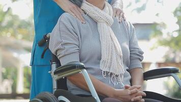 jeune physiothérapeute asiatique travaillant avec une femme âgée sur la marche avec un déambulateur video