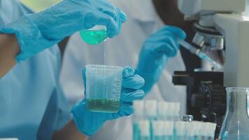 médico mano tomando un sangre muestra tubo desde un estante con máquinas de análisis en el laboratorio fondo, técnico participación sangre tubo prueba en el investigación laboratorio. video