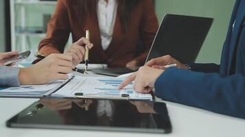 attività commerciale squadra collaborazione discutere Lavorando analizzando con finanziario dati e marketing crescita rapporto grafico nel squadra, presentazione e di brainstorming per strategia pianificazione fabbricazione profitto di azienda. video