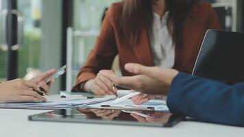 attività commerciale squadra collaborazione discutere Lavorando analizzando con finanziario dati e marketing crescita rapporto grafico nel squadra, presentazione e di brainstorming per strategia pianificazione fabbricazione profitto di azienda. video