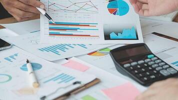 företag team samarbete diskuterar arbetssätt analyserar med finansiell data och marknadsföring tillväxt Rapportera Graf i team, presentation och brainstorming till strategi planera framställning vinst av företag. video