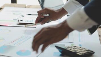 attività commerciale squadra collaborazione discutere Lavorando analizzando con finanziario dati e marketing crescita rapporto grafico nel squadra, presentazione e di brainstorming per strategia pianificazione fabbricazione profitto di azienda. video