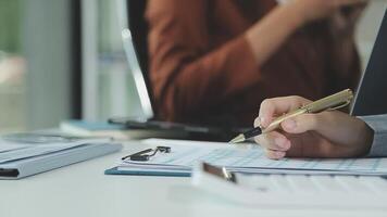 attività commerciale squadra collaborazione discutere Lavorando analizzando con finanziario dati e marketing crescita rapporto grafico nel squadra, presentazione e di brainstorming per strategia pianificazione fabbricazione profitto di azienda. video