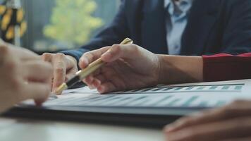 attività commerciale squadra collaborazione discutere Lavorando analizzando con finanziario dati e marketing crescita rapporto grafico nel squadra, presentazione e di brainstorming per strategia pianificazione fabbricazione profitto di azienda. video