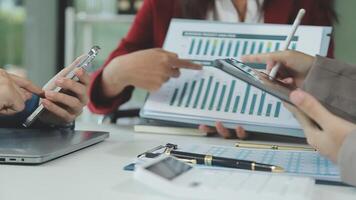 attività commerciale squadra collaborazione discutere Lavorando analizzando con finanziario dati e marketing crescita rapporto grafico nel squadra, presentazione e di brainstorming per strategia pianificazione fabbricazione profitto di azienda. video