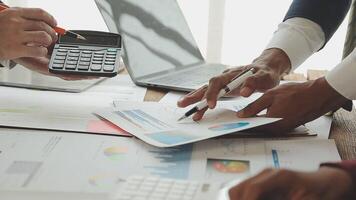 attività commerciale squadra collaborazione discutere Lavorando analizzando con finanziario dati e marketing crescita rapporto grafico nel squadra, presentazione e di brainstorming per strategia pianificazione fabbricazione profitto di azienda. video