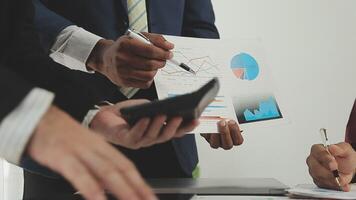 attività commerciale squadra collaborazione discutere Lavorando analizzando con finanziario dati e marketing crescita rapporto grafico nel squadra, presentazione e di brainstorming per strategia pianificazione fabbricazione profitto di azienda. video