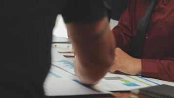 attività commerciale squadra collaborazione discutere Lavorando analizzando con finanziario dati e marketing crescita rapporto grafico nel squadra, presentazione e di brainstorming per strategia pianificazione fabbricazione profitto di azienda. video