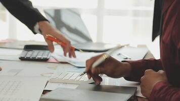 attività commerciale squadra collaborazione discutere Lavorando analizzando con finanziario dati e marketing crescita rapporto grafico nel squadra, presentazione e di brainstorming per strategia pianificazione fabbricazione profitto di azienda. video