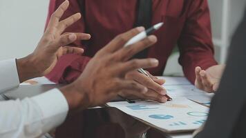 attività commerciale squadra collaborazione discutere Lavorando analizzando con finanziario dati e marketing crescita rapporto grafico nel squadra, presentazione e di brainstorming per strategia pianificazione fabbricazione profitto di azienda. video