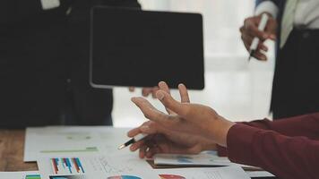 attività commerciale squadra collaborazione discutere Lavorando analizzando con finanziario dati e marketing crescita rapporto grafico nel squadra, presentazione e di brainstorming per strategia pianificazione fabbricazione profitto di azienda. video