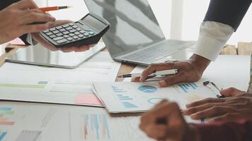 attività commerciale squadra collaborazione discutere Lavorando analizzando con finanziario dati e marketing crescita rapporto grafico nel squadra, presentazione e di brainstorming per strategia pianificazione fabbricazione profitto di azienda. video