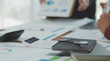 attività commerciale squadra collaborazione discutere Lavorando analizzando con finanziario dati e marketing crescita rapporto grafico nel squadra, presentazione e di brainstorming per strategia pianificazione fabbricazione profitto di azienda. video