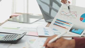 attività commerciale squadra collaborazione discutere Lavorando analizzando con finanziario dati e marketing crescita rapporto grafico nel squadra, presentazione e di brainstorming per strategia pianificazione fabbricazione profitto di azienda. video