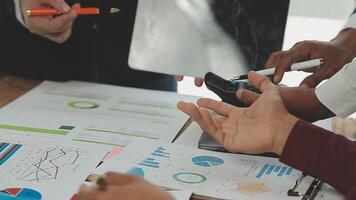 attività commerciale squadra collaborazione discutere Lavorando analizzando con finanziario dati e marketing crescita rapporto grafico nel squadra, presentazione e di brainstorming per strategia pianificazione fabbricazione profitto di azienda. video