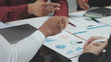 attività commerciale squadra collaborazione discutere Lavorando analizzando con finanziario dati e marketing crescita rapporto grafico nel squadra, presentazione e di brainstorming per strategia pianificazione fabbricazione profitto di azienda. video