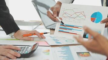 attività commerciale squadra collaborazione discutere Lavorando analizzando con finanziario dati e marketing crescita rapporto grafico nel squadra, presentazione e di brainstorming per strategia pianificazione fabbricazione profitto di azienda. video